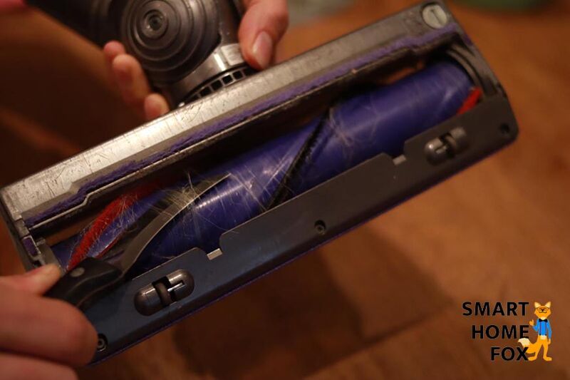 Die Bürste mit einem Messer von den Haaren befreien